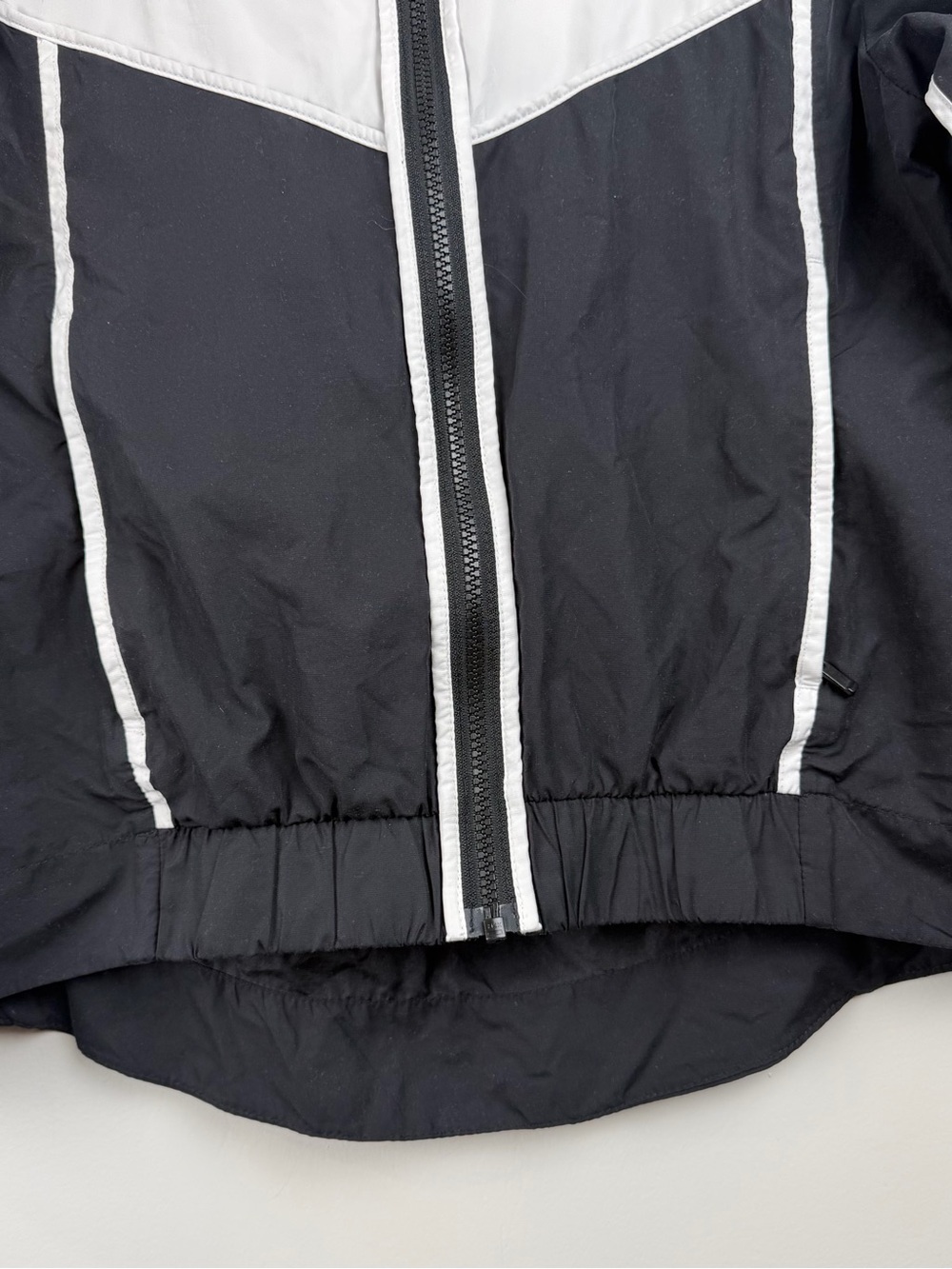 Nike Women’s Black / White Full Zip Hooded Side Pockets Windrunner Jacket Sz XS - Picture 8 of 12